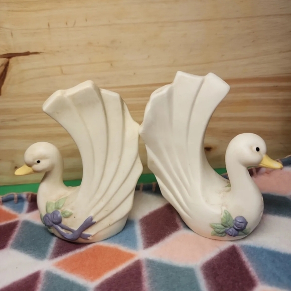 Vintage Porcelain Swans, 3 x 4 inches Salt and Pepper Shakers - Picture 3 of 7